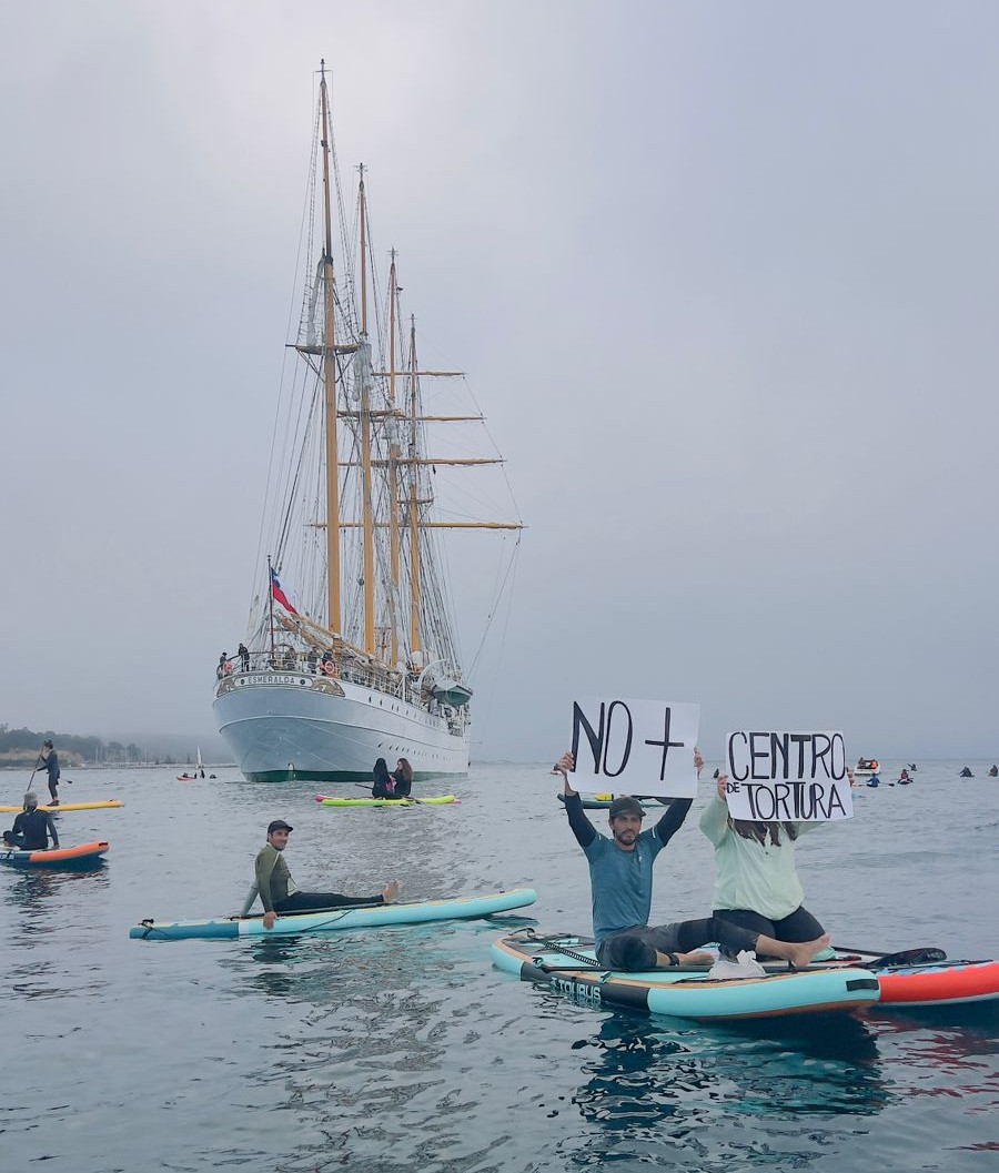 No más centros de tortura. Protesta en Algarrobo ante llegada del Buque Escuela Esmeralda.
